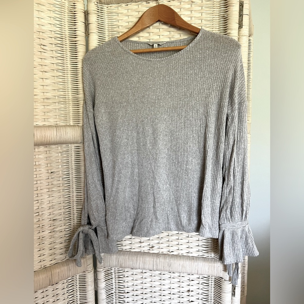 Lucky ribbed top, flounce tie sleeve.